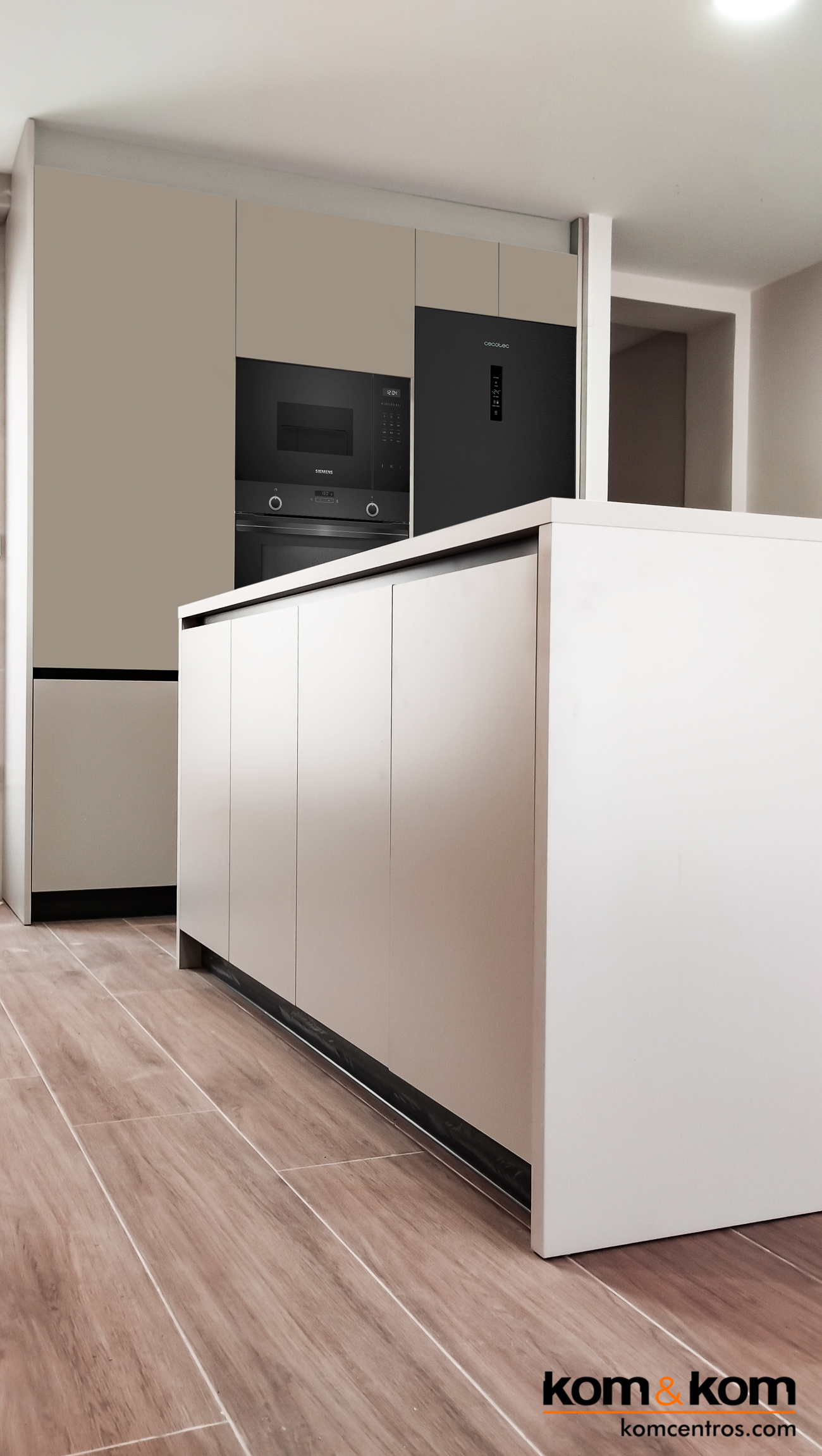 isla en Cocina moderna color cashmere abierta al sal&oacute;n.